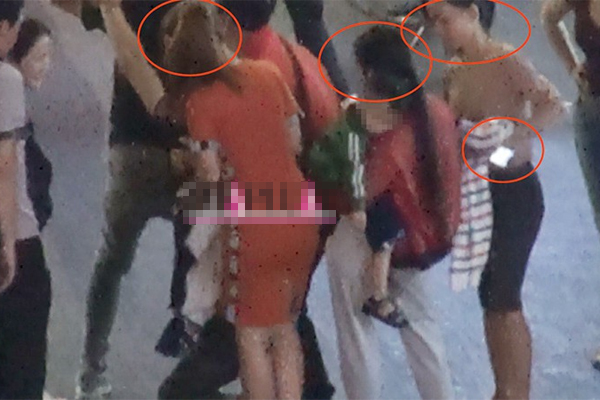 Nhóm bạn trẻ cảnh báo chiêu thức móc túi người đi đường ở phố đi bộ-3