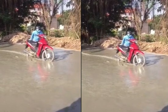 Chị “Ninja đỏ” mắt nhắm mắt mở xông thẳng vào mặt đường mới đổ, làm kẹt cả người lẫn xe dưới lớp bê tông trước sự bất lực của những bác công nhân