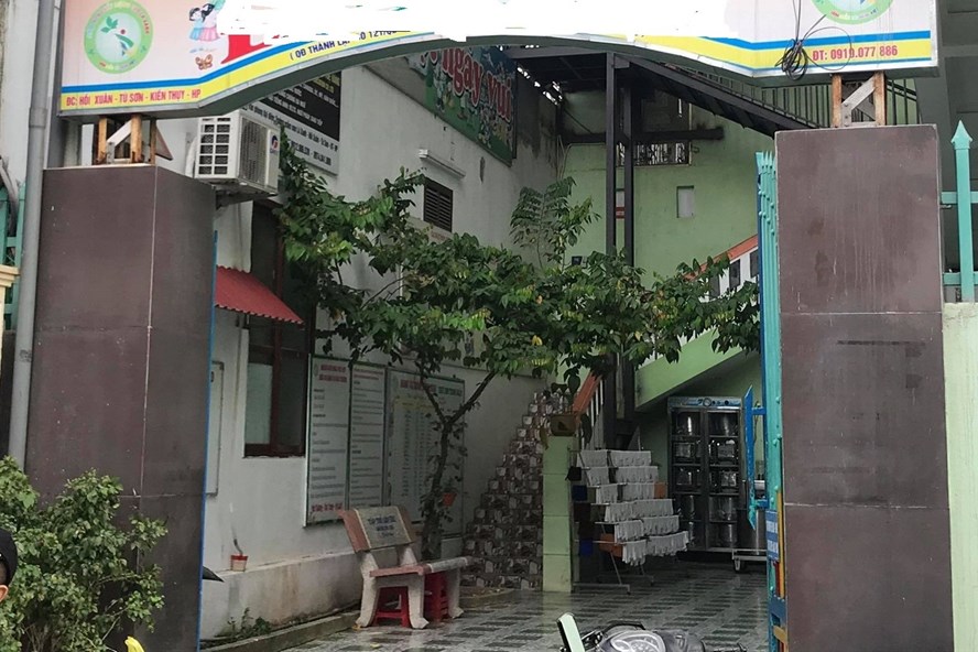 Vụ giáo viên bị đuổi việc vì để bé trai nghịch ngợm” bạn trong lớp: Dân mạng tranh cãi kịch liệt-1