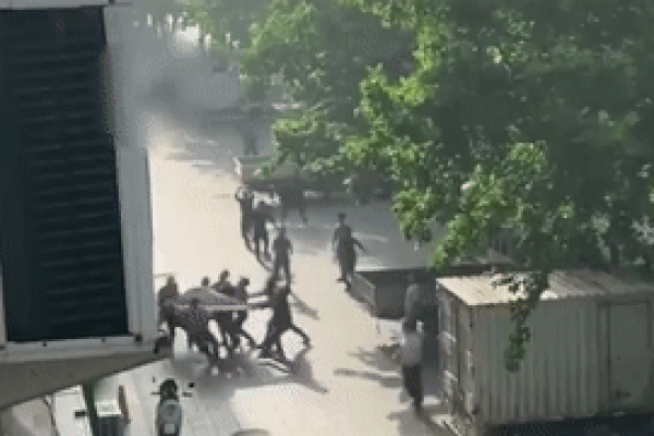 Trung Quốc: Bị bắt quả tang quay cóp trong giờ thi, nam sinh gửi tin nhắn cho mẹ rồi làm một hành động khiến cả trường sững sờ-3