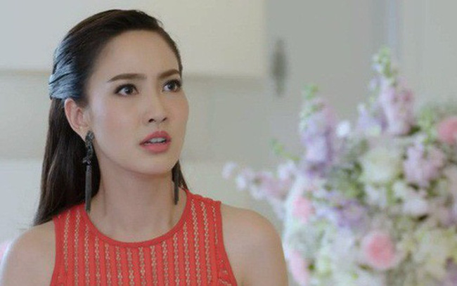 Thấy mẹ mặc váy cưới, con gái tôi khẽ khàng níu tà váy hỏi một câu khiến tôi nước mắt chảy dài-1