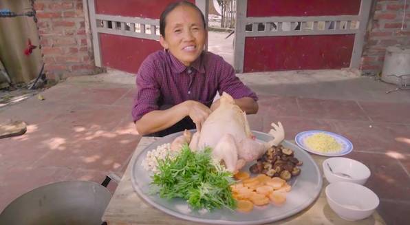 Bà Tân Vlog cho ra đời món ăn mới khá hấp dẫn, nhưng bất ngờ lại bị dân tình chỉ ra điều không hợp lý thế này-1