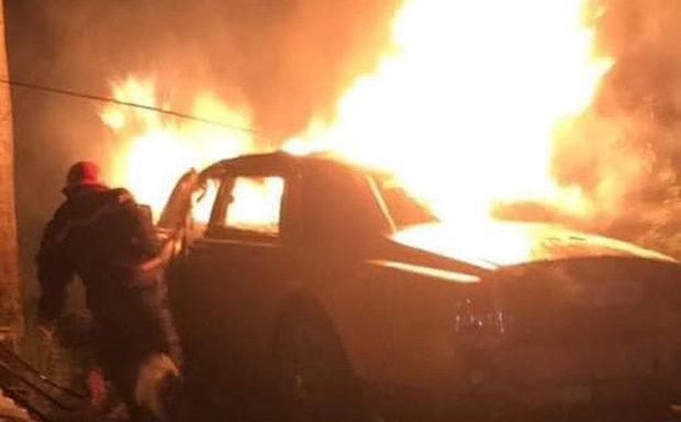 Rolls-Royce Phantom độc nhất Việt Nam mang biển tứ quý bốc cháy ngùn ngụt trong đêm-1