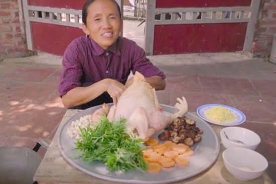 Bà Tân Vlog cho ra đời món ăn mới khá hấp dẫn, nhưng bất ngờ lại bị dân tình chỉ ra điều không hợp lý thế này