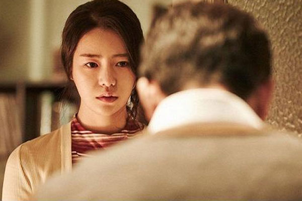 Ngày ra tòa, chồng nhìn vợ mỉa mai: Về chịu khó soi gương nhiều vào, song cuộc gọi lúc nửa đêm lại lật ngược tất cả-3