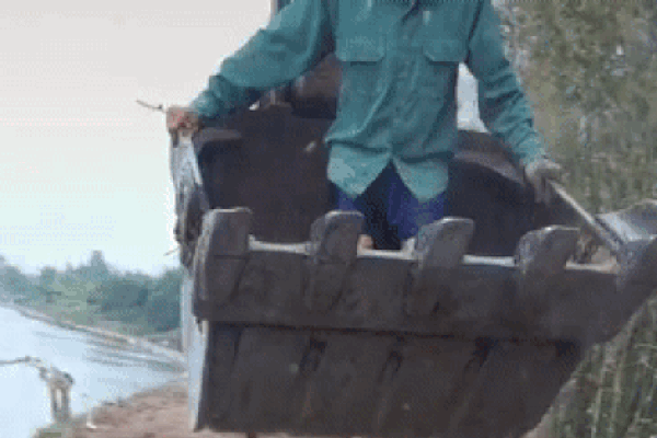 Người chồng cố tình đứng phía sau giả làm hành động kẻ xấu muốn bắt cóc cô con gái và hai kiểu phản ứng của người mẹ khiến nhiều người xúc động nhưng cũng đầy bất ngờ-4