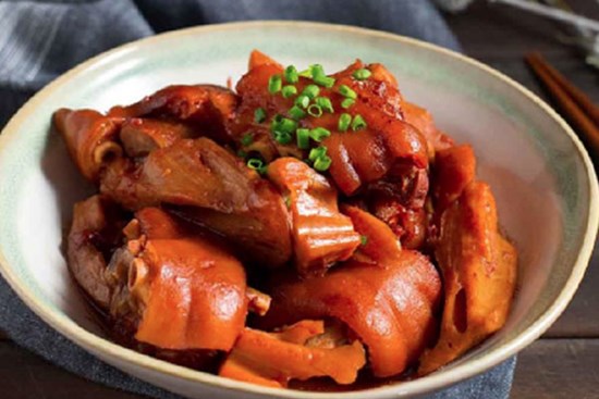 Mẹo khử mùi và cách ninh chân giò heo đậm đà, đẹp mắt