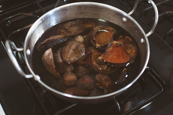 Cô gái Việt ở Mỹ nhuộm áo tặng mẹ chồng bằng nguyên liệu dễ ợt trong nhà bếp, chị em ố á đòi học theo-5