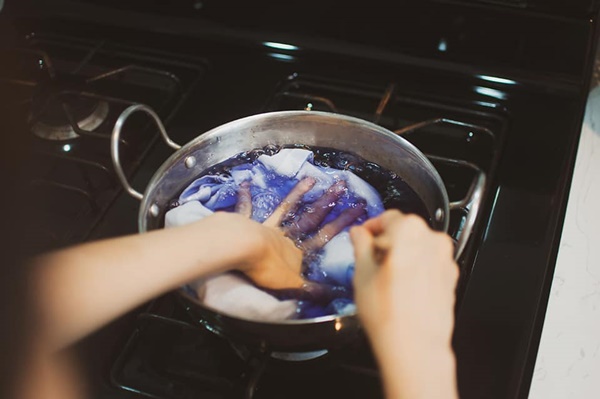 Cô gái Việt ở Mỹ nhuộm áo tặng mẹ chồng bằng nguyên liệu dễ ợt trong nhà bếp, chị em ố á đòi học theo-6