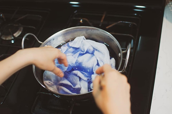 Cô gái Việt ở Mỹ nhuộm áo tặng mẹ chồng bằng nguyên liệu dễ ợt trong nhà bếp, chị em ố á đòi học theo-7