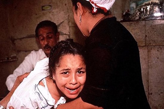 Ai Cập: 3 bé gái bị cha đẻ lừa đưa đi tiêm vắc xin phòng Covid-19 để cắt âm vật