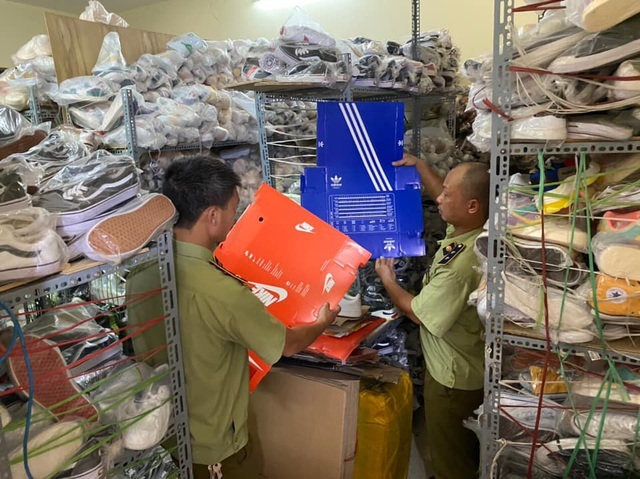 Phát hiện cơ sở bán giày hàng hiệu rởm trên Zalo, thu giữ gần 5.200 đôi-1