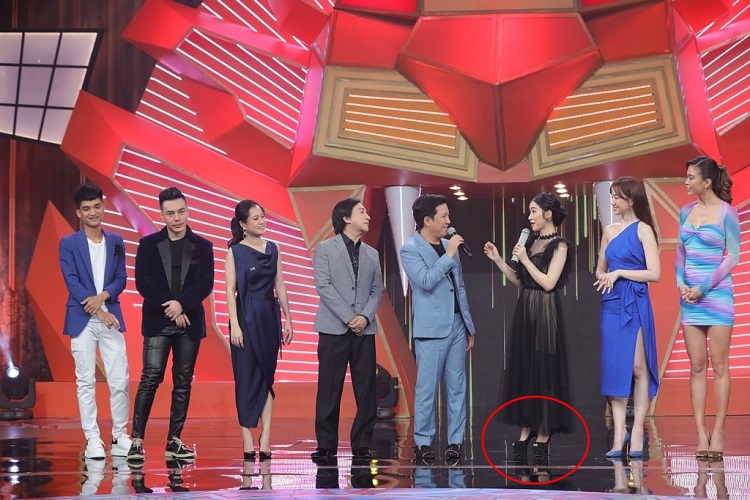 Hòa Minzy gây choáng nhẹ trước khả năng đi giày cao gót sương sương 23cm-3