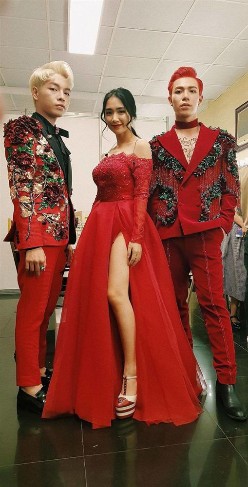 Hòa Minzy gây choáng nhẹ trước khả năng đi giày cao gót sương sương 23cm-6