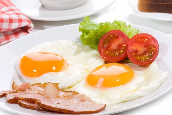 Mẹo chiên trứng ốp la chín đều 2 mặt mà không bị vỡ, dễ ợt nhưng nhiều chị em chưa biết
