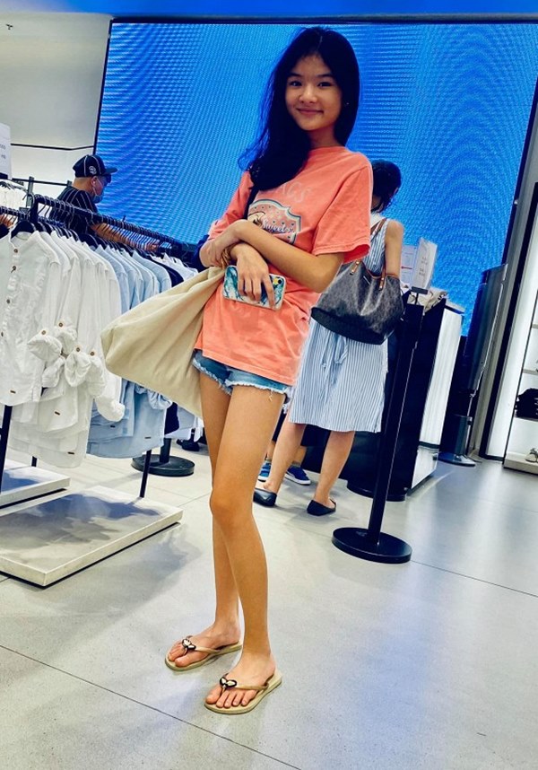 Con gái Trương Ngọc Ánh tiếp tục gây ấn tượng mạnh với đôi chân dài thẳng tắp không chút khuyết điểm qua ống kính của bố-1