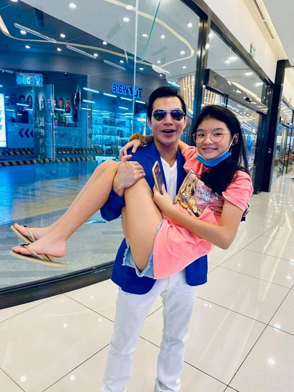 Con gái Trương Ngọc Ánh tiếp tục gây ấn tượng mạnh với đôi chân dài thẳng tắp không chút khuyết điểm qua ống kính của bố-2