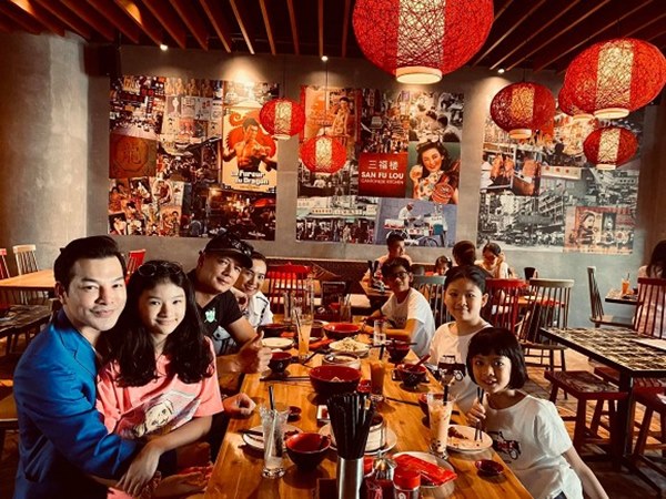 Con gái Trương Ngọc Ánh tiếp tục gây ấn tượng mạnh với đôi chân dài thẳng tắp không chút khuyết điểm qua ống kính của bố-3