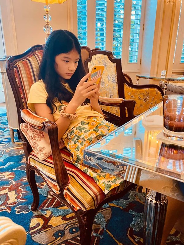 Con gái Trương Ngọc Ánh tiếp tục gây ấn tượng mạnh với đôi chân dài thẳng tắp không chút khuyết điểm qua ống kính của bố-4