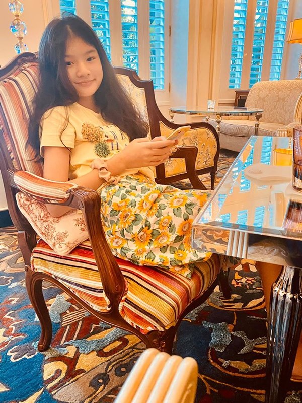 Con gái Trương Ngọc Ánh tiếp tục gây ấn tượng mạnh với đôi chân dài thẳng tắp không chút khuyết điểm qua ống kính của bố-5