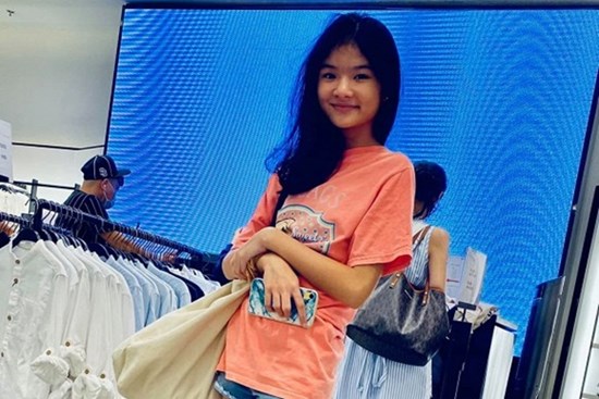 Con gái Trương Ngọc Ánh tiếp tục gây ấn tượng mạnh với đôi chân dài thẳng tắp không chút khuyết điểm qua ống kính của bố