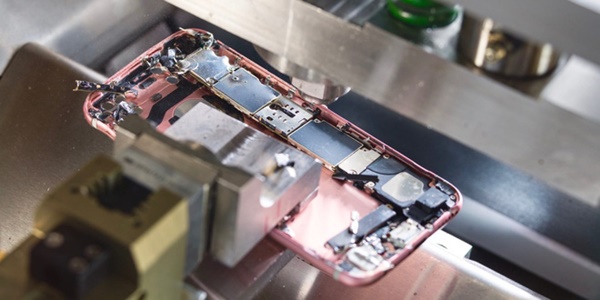 Apple thừa nhận thất bại: Công nhân Foxconn lắp ráp iPhone tốt hơn nhiều so với máy móc tự động-1