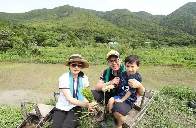 Bé gái đứng rửa xe ô tô bên đường để kiếm tiền, ai nấy rưng rưng thương cảm cho đến khi biết sự thật thì choáng váng-2