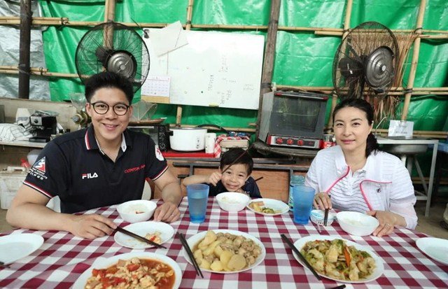 Bé gái đứng rửa xe ô tô bên đường để kiếm tiền, ai nấy rưng rưng thương cảm cho đến khi biết sự thật thì choáng váng-3