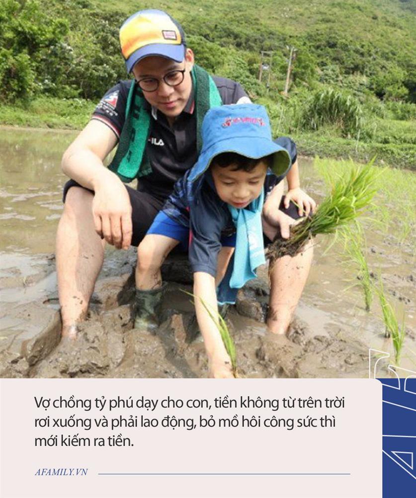 Bé gái đứng rửa xe ô tô bên đường để kiếm tiền, ai nấy rưng rưng thương cảm cho đến khi biết sự thật thì choáng váng-4