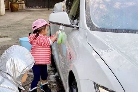 Bé gái đứng rửa xe ô tô bên đường để kiếm tiền, ai nấy rưng rưng thương cảm cho đến khi biết sự thật thì choáng váng