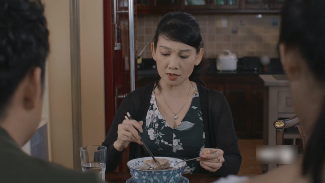 Mẹ chồng quắc mắt buông lời: Nuôi ăn bao năm mà không nấu nổi một bữa ra hồn, màn vùng lên của con dâu mới đáo để làm sao!-2