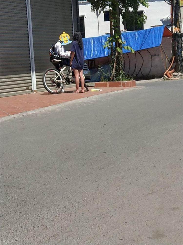 Đạp xe dưới trời nắng gần 40 độ đến tặng quà cho bạn gái, chàng trai bị phũ ngồi gục bên đường-2