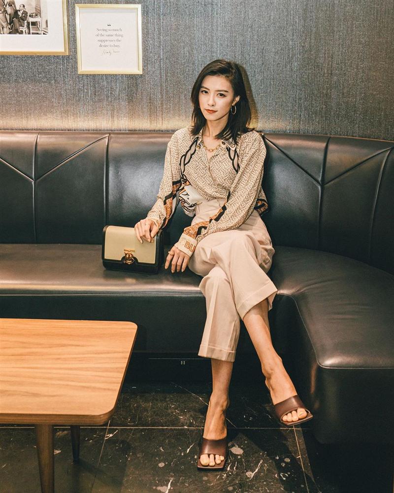 Có một mẫu sandal đang lên ngôi vì siêu hack dáng lại nâng cấp vẻ tinh tế, sang xịn cho mọi set đồ-1