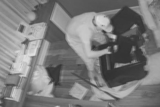 Trích xuất camera phát hiện 2 người leo vào nhà cô gái trộm gần 3 tỷ đồng