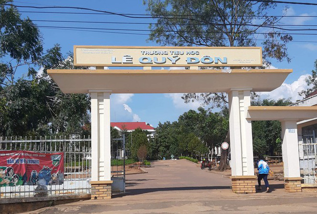 Học sinh tá hoả phát hiện bảo vệ treo cổ sau trường-1