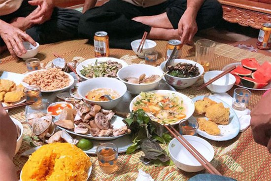 Thanh niên về ra mắt nói không biết uống rượu liền bị dè bỉu, màn thể hiện sau đó khiến cả nhà gái 