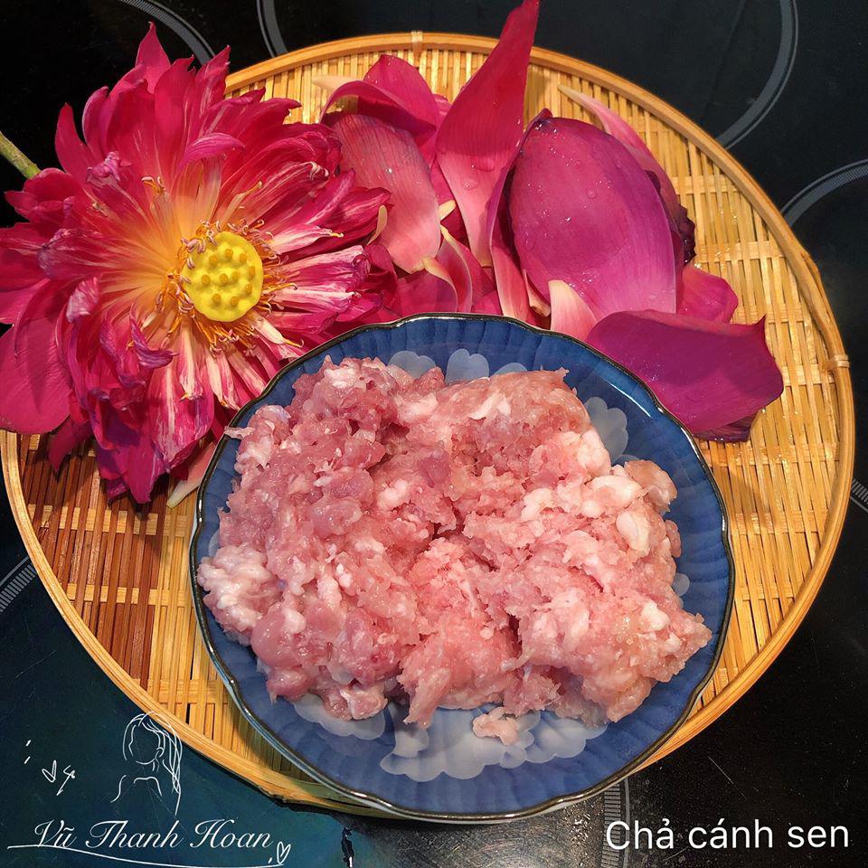 Mua sen về cắm, vợ đảm nhân tiện làm thêm chả cánh sen ngon, lạ đãi chồng-2