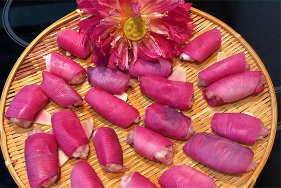 Mua sen về cắm, vợ đảm nhân tiện làm thêm chả cánh sen ngon, lạ đãi chồng
