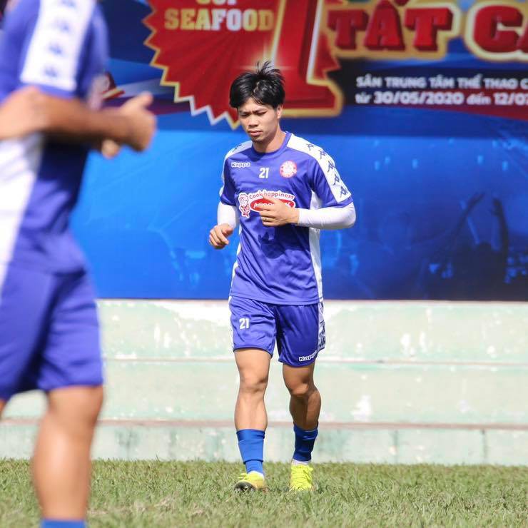 Công Phượng lần đầu trở lại sân tập sau lễ đính hôn-2