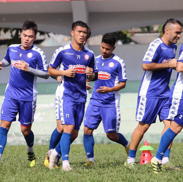 Công Phượng lần đầu trở lại sân tập sau lễ đính hôn-6