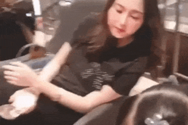 Cận cảnh nhan sắc hậu sinh nở lần 2 của Hoa hậu Đặng Thu Thảo, có còn giữ được phong độ thần tiên tỷ tỷ một thời?-2