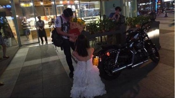 Cô gái chủ động mặc váy trắng đi cầu hôn bạn trai, thứ gây sốc nhất chính là tín vật thay cho chiếc nhẫn-1