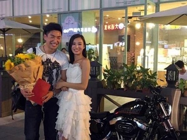 Cô gái chủ động mặc váy trắng đi cầu hôn bạn trai, thứ gây sốc nhất chính là tín vật thay cho chiếc nhẫn-4