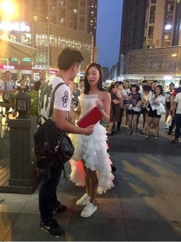 Cô gái chủ động mặc váy trắng đi cầu hôn bạn trai, thứ gây sốc nhất chính là tín vật thay cho chiếc nhẫn-5