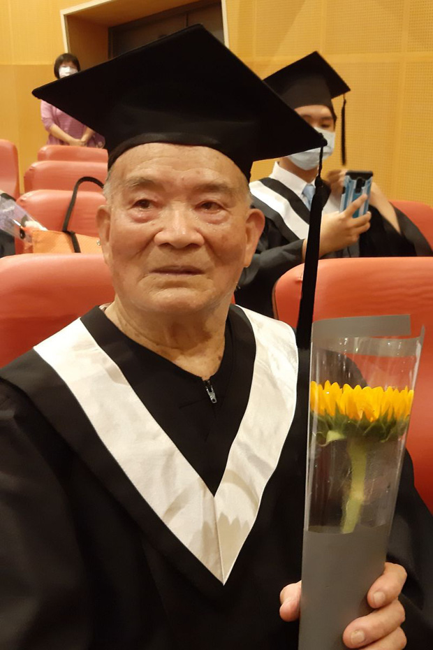 Cụ ông 80 tuổi học cấp 2, 91 tuổi nhận bằng đại học: Thà muộn còn hơn không!-1