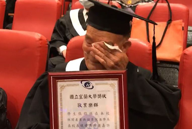 Cụ ông 80 tuổi học cấp 2, 91 tuổi nhận bằng đại học: Thà muộn còn hơn không!-3