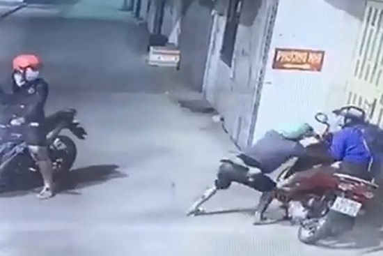Cô gái cướp xe ôm rồi sang Anh ở với mẹ