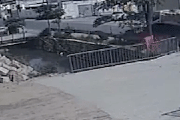 Tài xế mất kiểm soát khiến xe lao xuống kênh