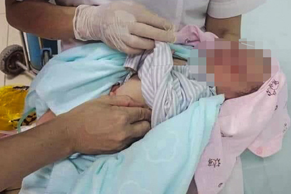 Hành trình của bé trai bị bỏ 3 ngày dưới hố ga: Sao mẹ không cho con manh áo?-6