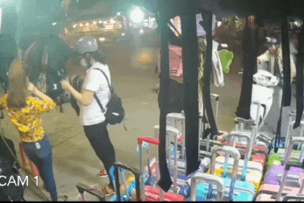 CLIP: Lúi húi chọn túi xách ngoài vỉa hè, cô gái không hay biết